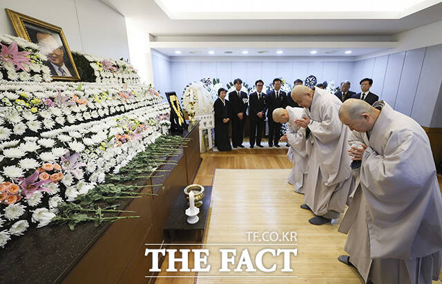 고 이해찬 전 총리 조문하는 천태종. /사진공동취재단