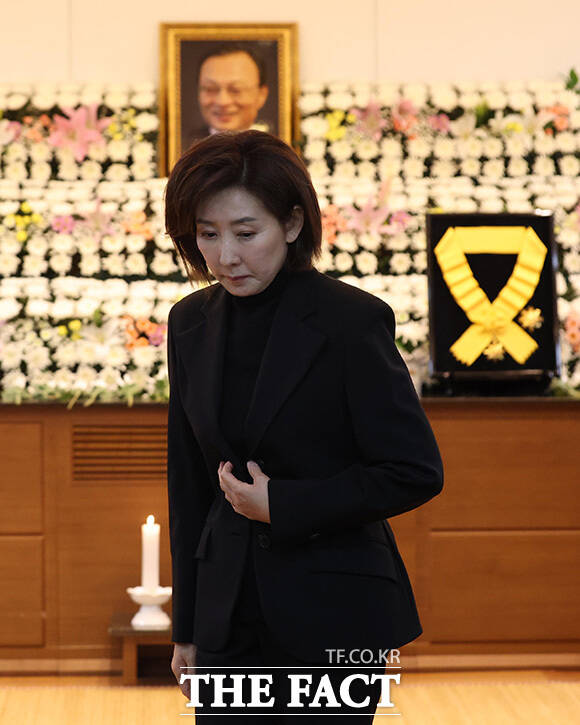 조문 마친 후 빈소 나서는 나경원 의원. /사진공동취재단