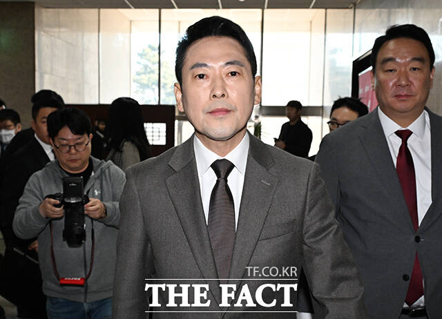 장동혁 국민의힘 대표가 29일 오전 서울 여의도 국회에서 열린 최고위원회의를 마치고 이동하고 있다. /박헌우 기자