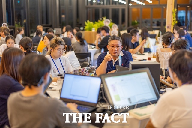 지난해 8월 정원워케이션에서 창작캠프 참여자들이 멘토의 지도를 받으며 콘텐츠 제작 활동을 하고 있다. /순천시