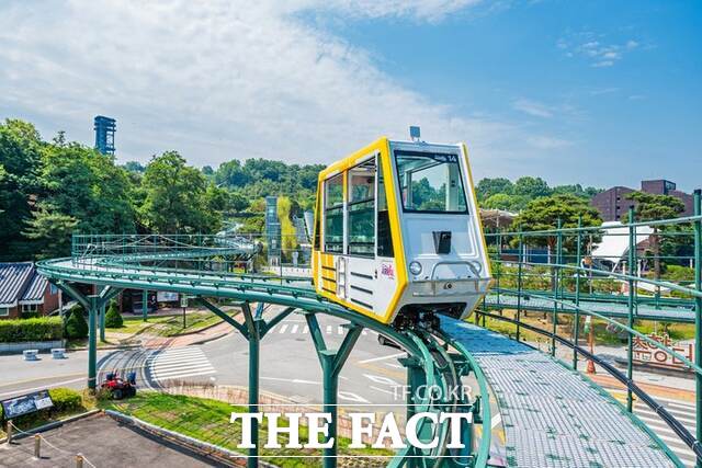 전임 시장 시절 추진된 남원테마파크 모노레일 사업을 중단한 전북 남원시가 금융대주단에 400억원대 손해배상금을 지급해야 한다는 대법원 판단이 나왔다. 사진은 전북 남원시 남원테마파크 모노레일. /뉴시스