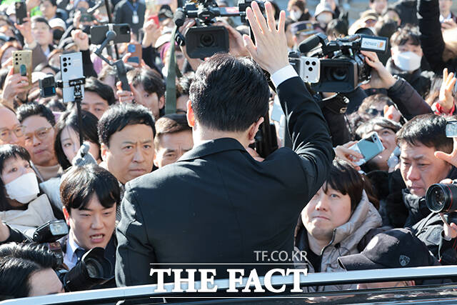 한동훈 전 국민의힘 대표는 당분간 국민의힘 현 지도부와 차별화된 노선을 통한 지지층 결집에 힘쓸 것으로 보인다. 사진은 한 전 대표가 29일 오후 서울 여의도 국회에서 기자회견 마치고 지지자들을 향해 손을 흔들고 있는 모습. /박헌우 기자