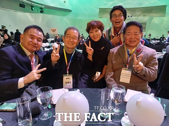 이날 현장에서 만난 코미디언들은 무대 위에서 웃음을 전하는 이면에 존재하는 고민과 도전, 그리고 동료애의 중요성에 공감하며 새해 각오를 다졌다. 사진 아래 왼쪽부터 이용근 김병조 임미숙 김정렬 조정현. /강일홍 기자