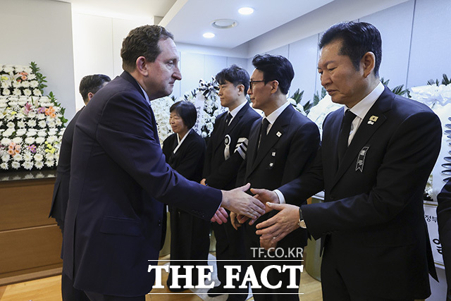 제임스 헬러 주한 미국대사대리(왼쪽)가 정청래 더불어민주당 대표와 악수하고 있다. /사진공동취재단