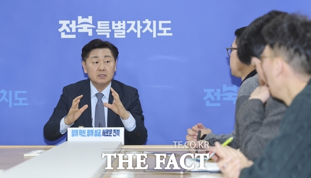 29일 오후 전주시 완산구 효자동3가 전북도청 지방기자실에서 김관영 전북도지사가 금융위원회에 금융 중심지 지정 신청서를 공식 제출한 것과 관련해 출입기자들에게 설명하고 있다. /전북도