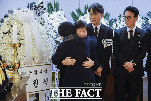 더불어민주당이 고 이해찬 전 국무총리의 장례와 관련해 유포되는 가짜뉴스에 대해 당 차원의 법률적 대응에 나설 방침이다. 사진은 29일 서울 종로구 서울대학교병원 장례식장에 마련된 고 이해찬 전 국무총리의 빈소를 찾은 한 시민이 조문한 뒤 이 전 총리의 부인인 김정옥 여사를 위로하고 있는 모습. /사진공동취재단