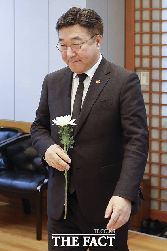 고 이해찬 전 국무총리 조문하는 윤호중 행정안전부 장관. /사진공동취재단