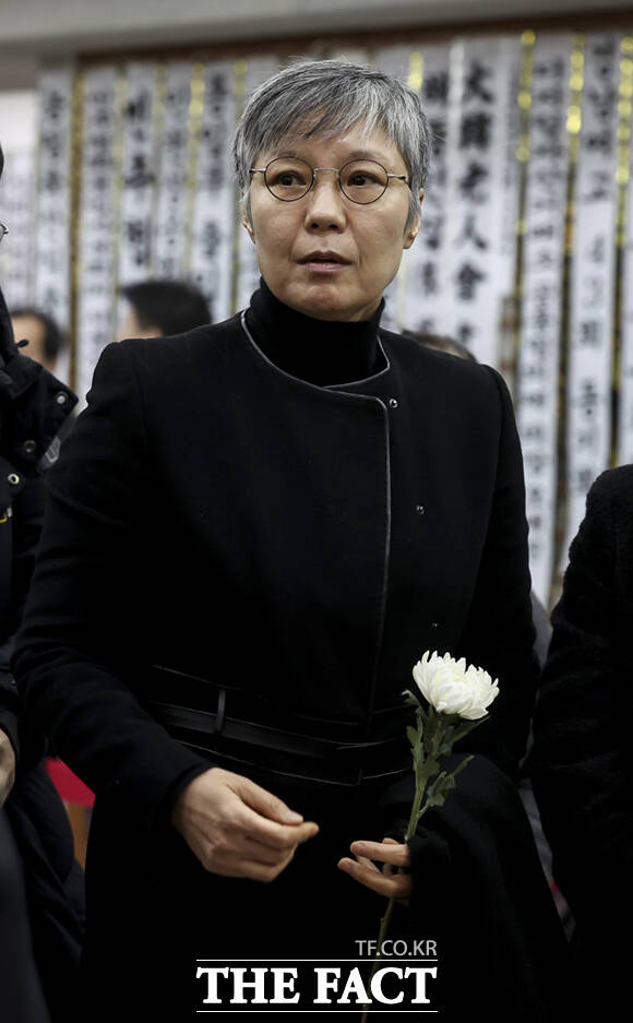 가수 이은미가 29일 서울 종로구 서울대학교병원 장례식장에 마련된 고 이해찬 전 국무총리의 빈소를 조문하고 있다. /사진공동취재단