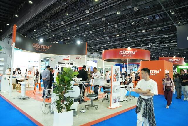 오스템임플란트는 지난 19~21일 UAE 두바이에서 열린 AEEDC 2026에 참가했다고 29일 밝혔다. AEEDC Dubai 2026 오스템임플란트 부스 모습. /오스템임플란트