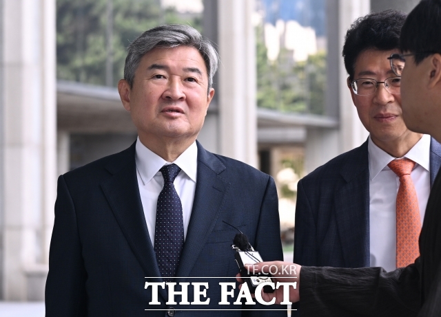 12·3 비상계엄 선포 계획을 듣고도 국회에 보고하지 않는 등 국정원장의 의무를 다하지 않은 혐의로 재판에 넘겨진 조태용 전 국가정보원장의 재판이 오는 2월 본격화한다. 조 전 원장이 지난해 10월 서울 서울고등검찰청 청사에 마련된 내란특검 사무실에 피의자 신분으로 출석하고 있다./이새롬 기자