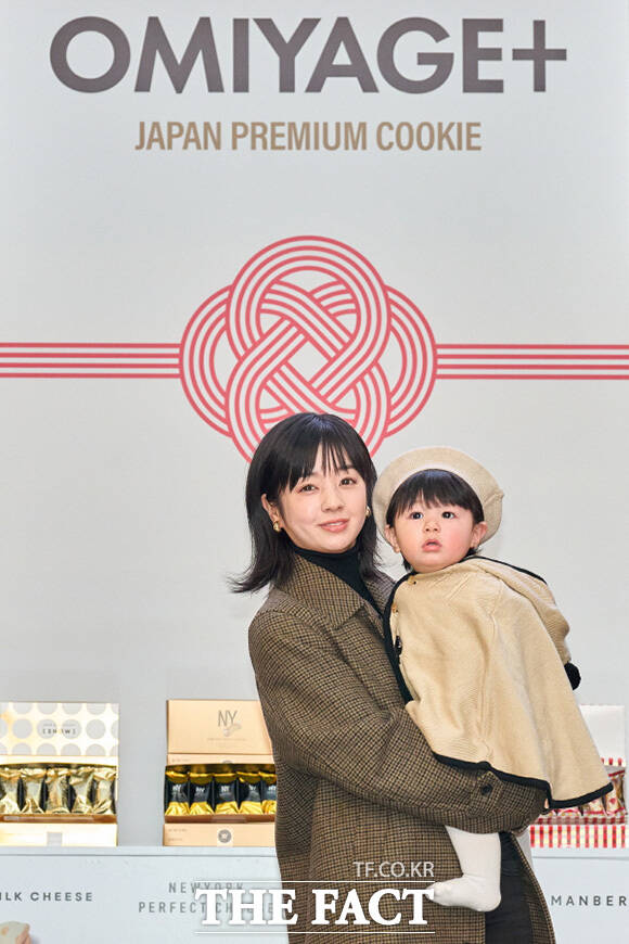 오미야게 홍보대사로 나선 히라이 사야(가운데)와 아들 심하루군. /오미야게 진흥협회