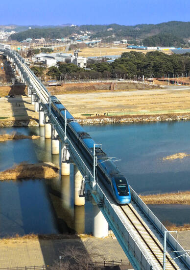 KTX 가 울진군을 통과하고 있다. /울진군
