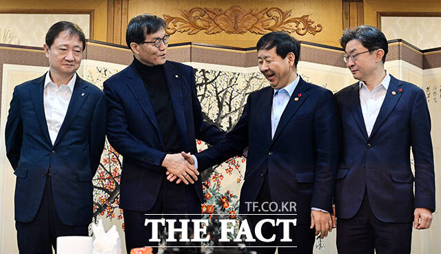 구윤철 부총리 겸 재정경제부 장관(왼쪽 세 번째)과 이창용 한국은행 총재가 29일 오전 서울 종로구 정부서울청사에서 열린 확대 거시경제금융회의에 참석해 악수를 나누고 있다. /임영무 기자