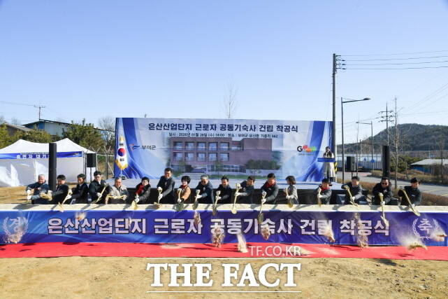 박정현 부여군수를 비롯한 기관·단체장들이 착공식에서 시삽식을 갖고 있다. /부여군