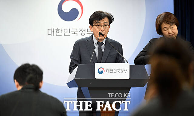 정기현 의료혁신위원회 위원장이 29일 오후 서울 종로구 정부서울청사 제2차 의료혁신위원회 회의 결과를 브리핑하고 있다. /임영무 기자