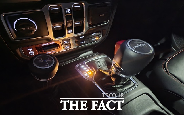 지프 글래디에이터는 PRND 기어 옆에 있는 4x4 시스템이 적용된 기어로 오프로드 환경에서의 주행을 돕는다. /경기도 고양시=오승혁 기자