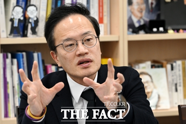 박주민 더불어민주당 의원(국회 보건복지위원회 위원장)이 28일 오후 서울 여의도 국회 보건복지위원장실에서 <더팩트>와 인터뷰를 하고 있다. /국회=남용희 기자