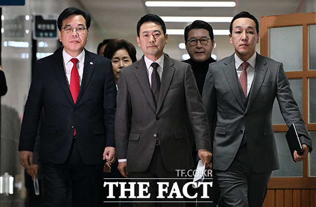 최고위원회의 입장하는 장동혁 국민의힘 대표(가운데)와 지도부.