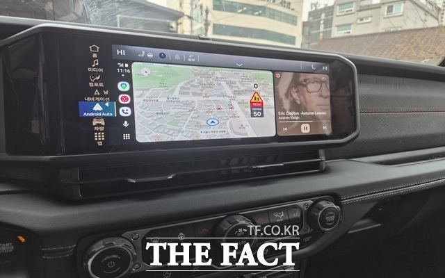 지프는 냉난방 공조 등의 기능 작동에서 여전히 물리 버튼을 유지하며 아날로그 감성을 지키고 있다. /서울=오승혁 기자