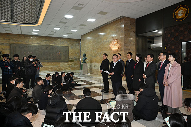 한동훈 전 대표 제명 결정에 입장 밝히는 친한계 의원들.