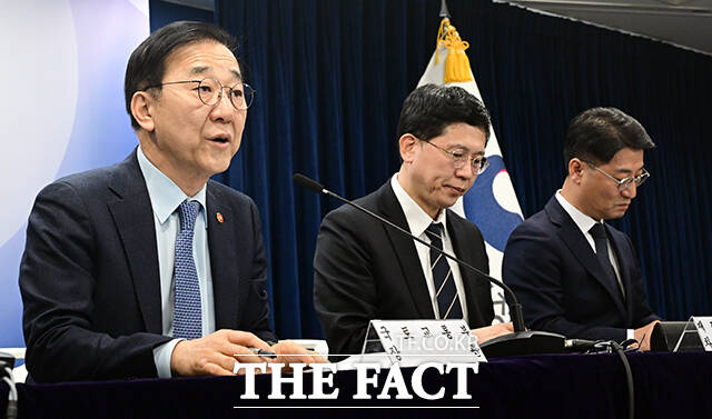 김윤덕 국토교통부 장관(왼쪽)이 29일 오전 서울 종로구 정부서울청사에서 도심 주택공급 확대 및 신속화 방안을 브리핑하고 있다. /임영무 기자