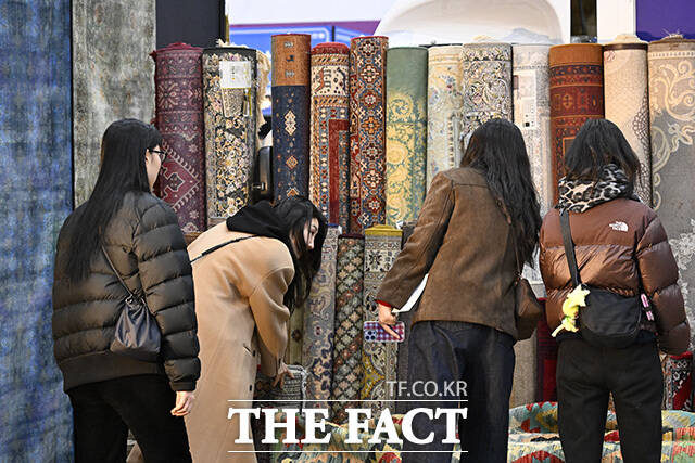 행사장을 찾은 관람객들이 다양한 카펫을 둘러보고 있다.