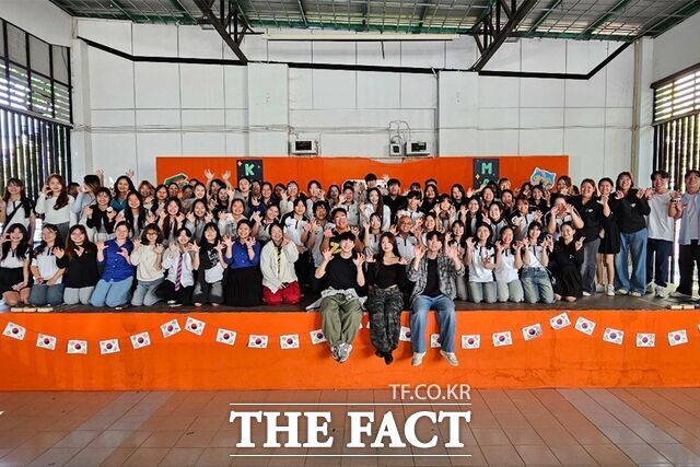 태국 치앙마이 라차밧대학 한국의 날 행사에 참석한 학생들이 기념사진을 촬영하고 있다. /목원대