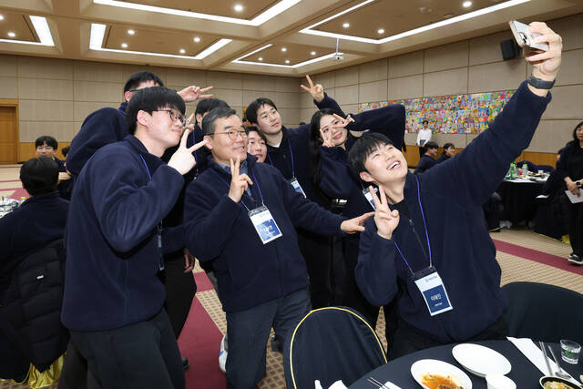 대우건설은 지난 28일 경기도 수원에 위치한 인재경영원에서 2026년 신입사원 42명을 대상으로 신입사원과 함께하는 한마음의 장 행사를 개최했다고 29일 밝혔다. /대우건설