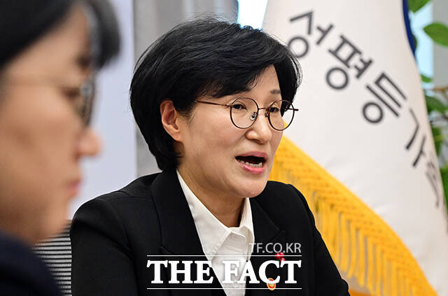 원민경 성평등가족부 장관이 29일 오후 서울 종로구 정부서울청사에서 열린 학교 밖 청소년 지원사업 발전 방안 현장전문가 간담회에 참석해 모두발언을 하고 있다. /임영무 기자