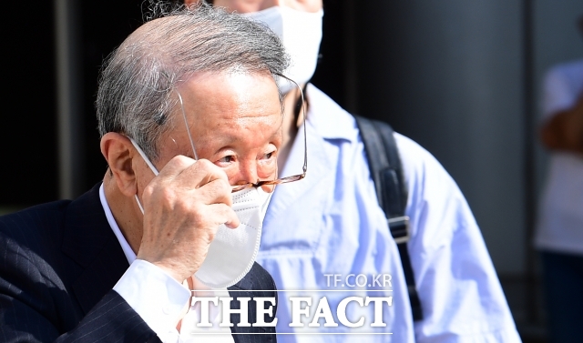2022년 홍원식 전 남양유업 회장이 서울 서초동 서울중앙지법에서 열린 증인심문을 마친 뒤 법원을 나서고 있다./임영무 기자