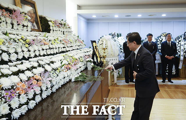 김성환 기후에너지환경부 장관이 고 이해찬 전 국무총리의 빈소에서 조문하고 있다. /사진공동취재단