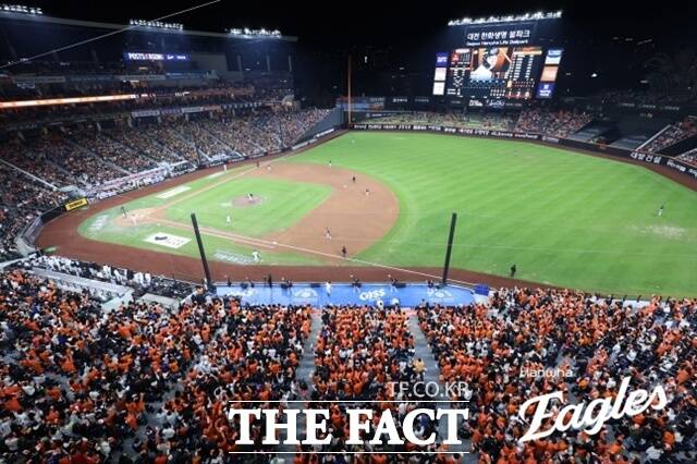 야구팬들은 자신이 응원하는 팀의 성적 뿐 아니라 선수들의 일거수일투족도 관심있게 지켜본다. 대전 한화생명볼파크를 가득 채운 관중. /한화 이글스