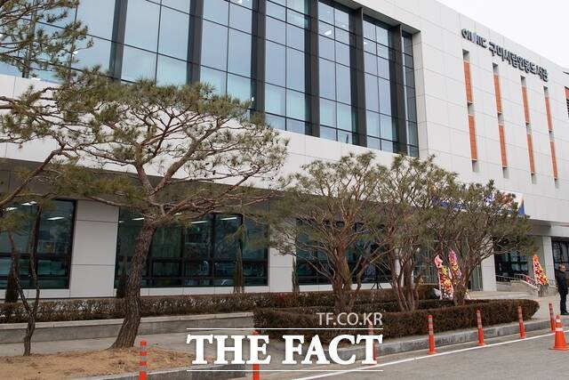 구미시립인동도서관 전경. /구미시