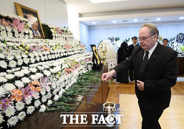 빈소 찾은 제프 로빈슨 주한호주대사. /사진공동취재단