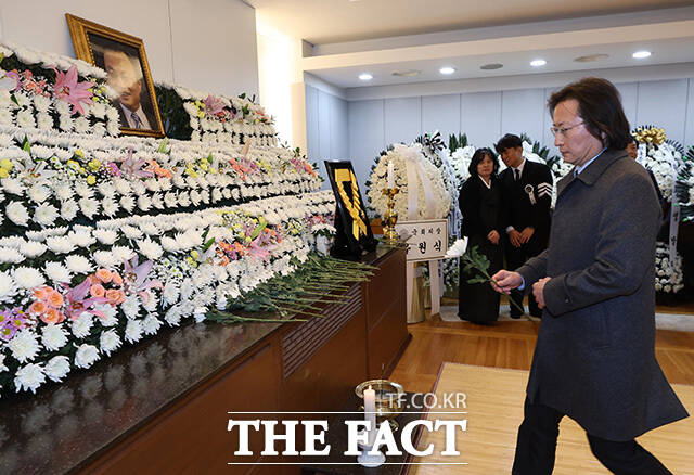 주병기 공정거래위원장이 이 전 총리를 조문하고 있다. /사진공동취재단