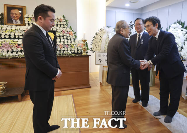 임동원 전 통일부 장관이 29일 오후 서울 종로구 서울대학교병원 장례식장에 마련된 故 이해찬 전 국무총리의 빈소에서 조문을 마친뒤 유시민 작가와 인사를 나누고 있다. /사진공동취재단