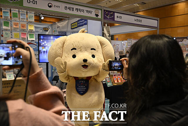 행사장에서 관세청 캐릭터 마타가 포즈를 취하고 있다.