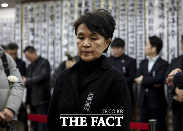 강금실 전 법무부 장관이 29일 서울 종로구 서울대학교병원 장례식장에 마련된 고 이해찬 전 국무총리의 빈소를 조문하고 있다. /사진공동취재단