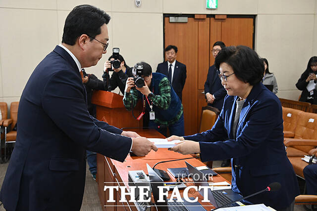 천하람 개혁신당 원내대표는 이혜훈 후보자를 낙마시킨 주역으로 평가받는다. 사진은 천 원내대표가 이혜훈 기획예산처 장관 후보자에게 지난 23일 인사청문회에서 비망록을 전달하고 있는 모습. /배정한 기자