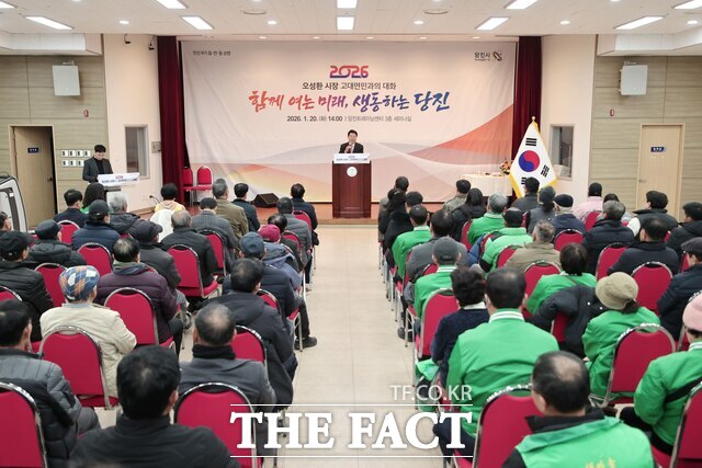 오성환 당진시장은 지난 20일 고대면 트레이닝센터를 방문해 현장에서 건의 사항을 듣고 답변하고 있다. /당진시