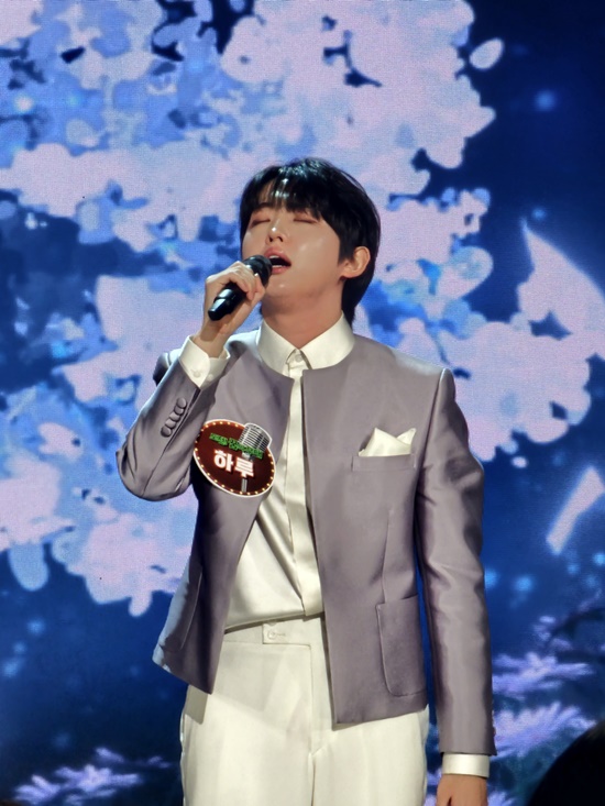 온라인 커뮤니티와 SNS에는 오랜만에 마음으로 듣는 트로트, 하루의 목소리에는 사람을 안심시키는 힘이 있다는 호평이 이어지고 있으며, 향후 활동에 대한 기대감도 함께 높아지고 있다. 사진은 가수 하루가 아침마당 도전 당시 모습. /루체엔터테인먼트