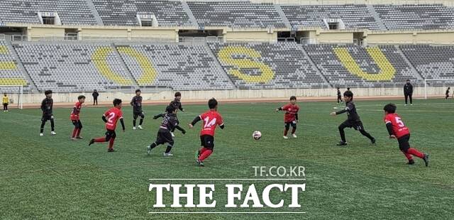 동계훈련에 참가한 청소년 선수단이 여수진남경기장에서 축구 경기를 하고 있다. /여수시