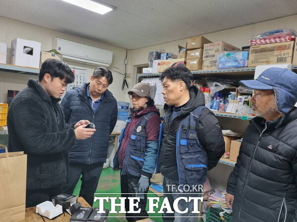 대전시 중구 관계자가 한랭질환 산업재해예방 물품을 배부하고 있는 모습. /대전 중구