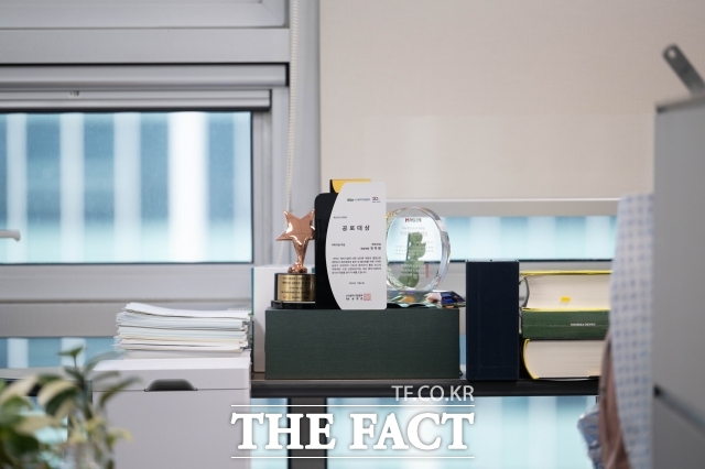 지난달 29일 서울 여의도 국회 의원회관 천하람 의원실에 천하람 원내대표가 받은 상패가 놓여 있다. /박헌우 기자