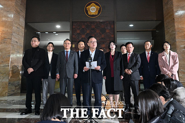 고동진 국민의힘 의원을 비롯한 친한계 의원들이 29일 오후 서울 여의도 국회에서 지도부의 한동훈 전 대표 제명 결정에 대해 입장을 밝히고 있다. /국회=남용희 기자