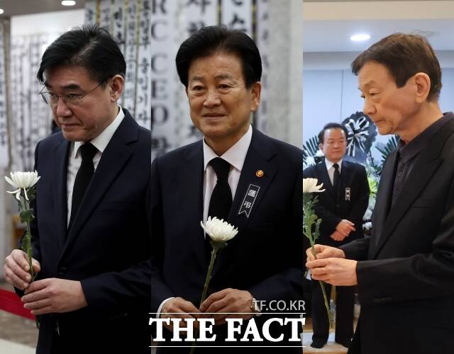 고 이해찬 전 국무총리의 장례 사흘째인 29일 김재준 전 청와대 춘추관장과 정동영 통일부 장관, 진영 전 행정안전부 장관(왼쪽부터)이 서울 종로구 서울대학교병원 장례식장에 마련된 고인의 빈소를 찾아 조문하고 있다. /사진공동취재단