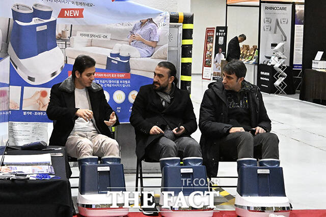 제10회 서울 건강산업 박람회와 제7회 서울 오피스 가구 및 오피스 페어가 동시 개최된 29일 오전 서울 강남구 코엑스 행사장을 방문한 외국 바이어들이 참여업체의 제품을 체험하고 있다. /송호영 기자