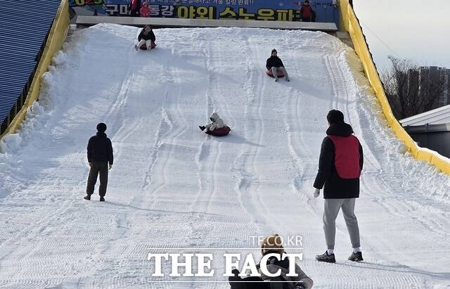 구미시 낙동강 스노우파크 눈썰매장. /구미시