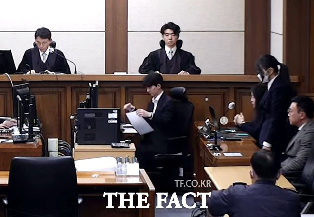 도이치모터스 주가조작 및 통일교 금품수수 등의 혐의로 재판에 넘겨진 김건희 씨에 대한 사법부의 첫 법적 판단이 나오는 28일 오후, 서울 서초구 서울중앙지방법원에서 1심 선고공판이 진행되고 있다. /서울중앙지법