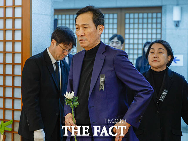 고(故) 이해찬 민주평화통일자문회의 수석부의장의 빈소가 27일 서울 종로구 서울대학교병원 장례식장에 마련된 가운데 우상호 전 청와대 정무수석이 조문하고 있다. /사진공동취재단